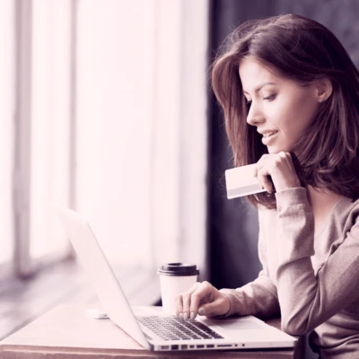 Egy nő képe, aki a NordVPN árát ellenőrzi, amikor online vásárol egy Prémium VPN-nel.