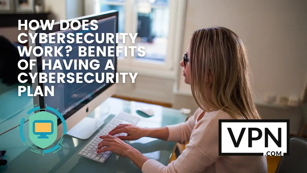Il testo dell'immagine dice: Come funziona la cybersecurity e quali sono i vantaggi del piano di cybersecurity. Lo sfondo dell'immagine mostra una donna che lavora al computer.