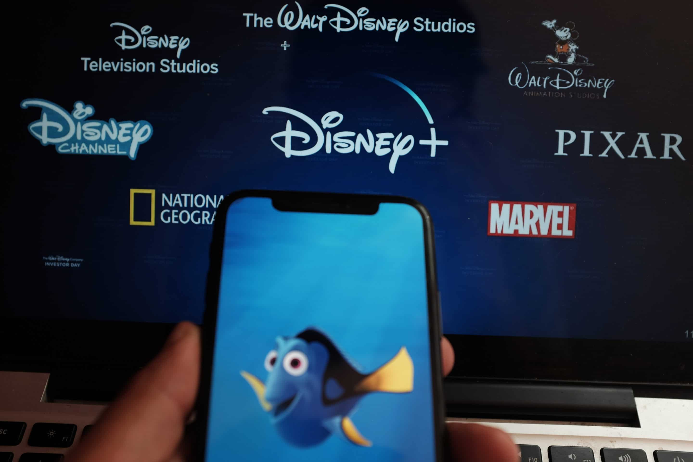 Gledanje programa Disney plus na telefonu in prenosnem računalniku